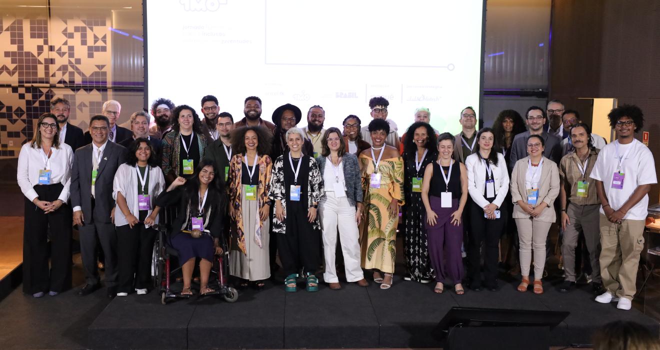Foto dos participantes do lançamento da Jornada Formativa ao final do evento